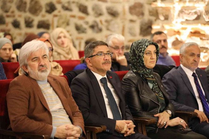 ’Sosyal Medya Çağında Edebiyat’ Şehzadeler’de Masaya Yatırıldı