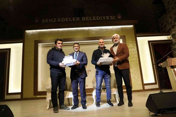 ’Sosyal Medya Çağında Edebiyat’ Şehzadeler’de Masaya Yatırıldı