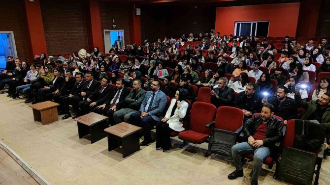 Silopili Öğrenciler Roman Kitaplarındaki Karakterleri Canlandırdı