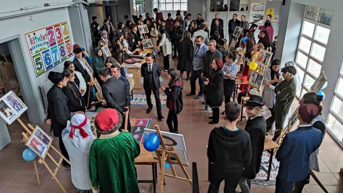 Silopili Öğrenciler Roman Kitaplarındaki Karakterleri Canlandırdı