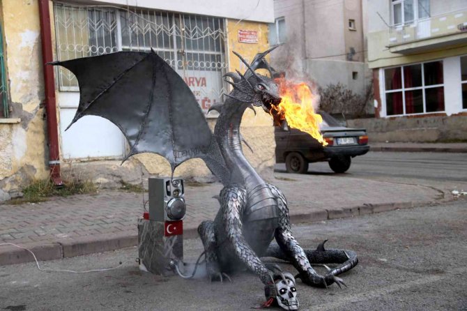 Karşılarına Çıkan Ejderhayı Görenler Cep Telefonlarına Sarıldı