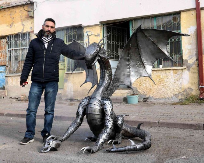 Karşılarına Çıkan Ejderhayı Görenler Cep Telefonlarına Sarıldı