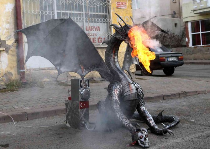 Karşılarına Çıkan Ejderhayı Görenler Cep Telefonlarına Sarıldı