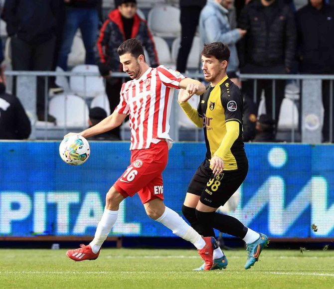 Spor Toto Süper Lig: Ümraniyespor: 0 - İ̇stanbulspor: 2 (İ̇lk Yarı)