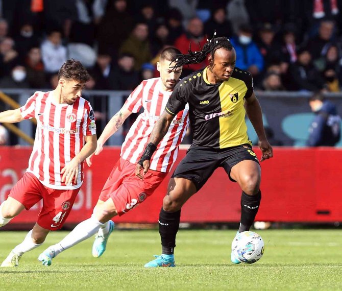 Spor Toto Süper Lig: Ümraniyespor: 0 - İ̇stanbulspor: 2 (İ̇lk Yarı)