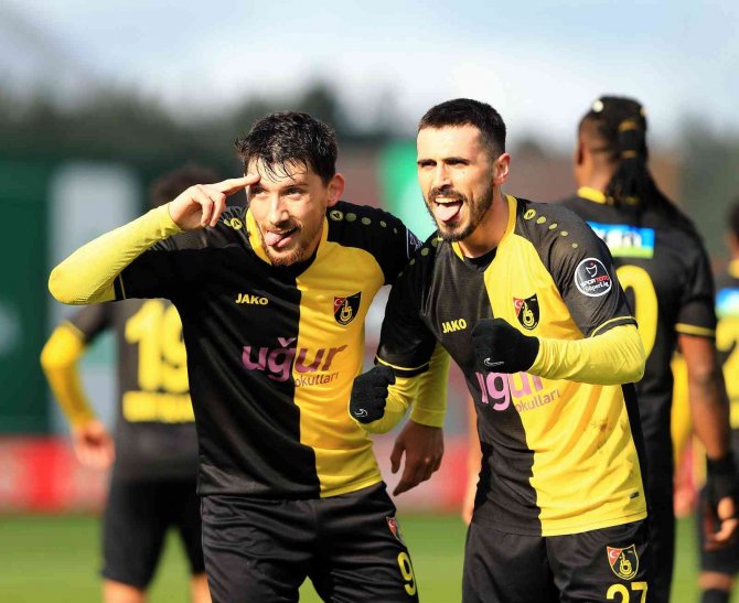 Spor Toto Süper Lig: Ümraniyespor: 0 - İ̇stanbulspor: 2 (İ̇lk Yarı)