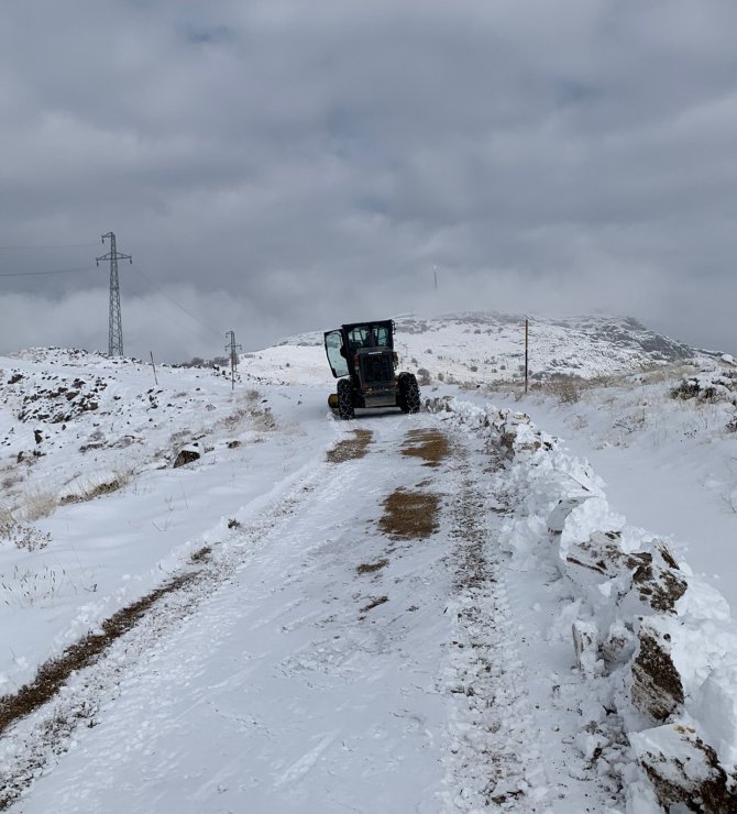 Tunceli’de Ulaşıma Kapanan 47 Köy Yolunu Açma Çalışmaları Başladı