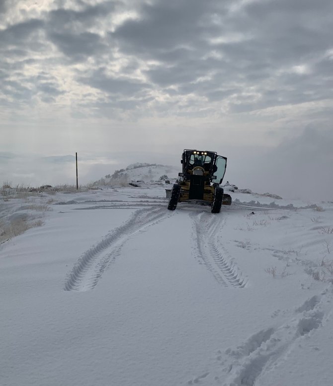 Tunceli’de Ulaşıma Kapanan 47 Köy Yolunu Açma Çalışmaları Başladı