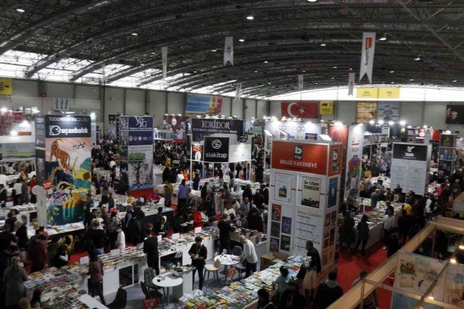 Çukurova Kitap Fuarı’nı İki Günde Binlerce Kişi Ziyaret Etti