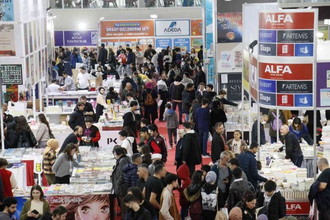 Çukurova Kitap Fuarı’nı İki Günde Binlerce Kişi Ziyaret Etti