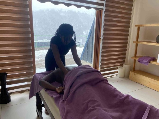 Uludağ’a Gelen Turistlerin 1863 Metre Yükseklikte Spa Ve Havuz Keyfi