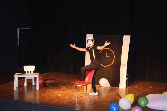 Yalova’da Çocuklar Pandomim Gösterisiyle Eğlendi