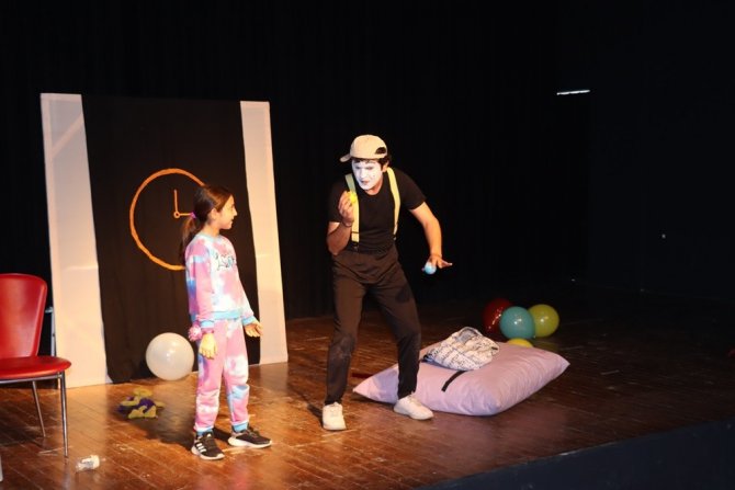 Yalova’da Çocuklar Pandomim Gösterisiyle Eğlendi