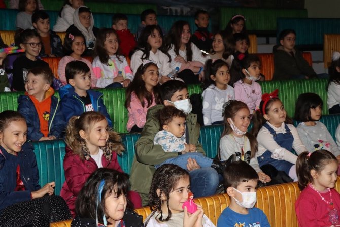 Yalova’da Çocuklar Pandomim Gösterisiyle Eğlendi