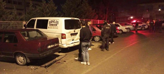 Ehliyetsiz Alkollü Şahıs, Park Halindeki 3 Araca Çarptı
