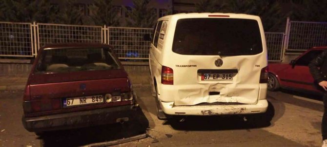 Ehliyetsiz Alkollü Şahıs, Park Halindeki 3 Araca Çarptı