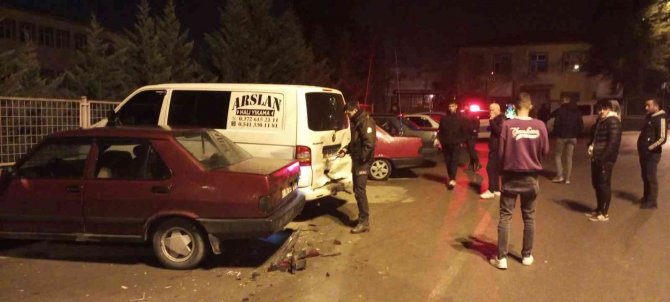 Ehliyetsiz Alkollü Şahıs, Park Halindeki 3 Araca Çarptı