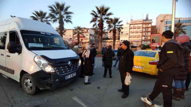 Öğrenci Servisiyle Ticari Taksi Çarpıştı
