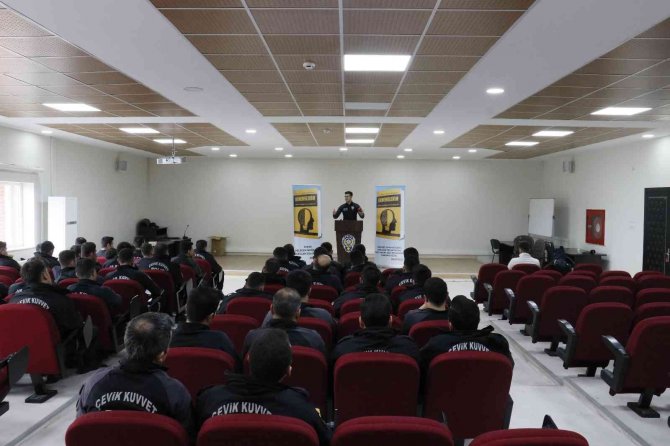 Genç Polis Memuru Kitap Yazdı, Gelirinin Bir Kısmını Şehit Ailelerine Bağışladı