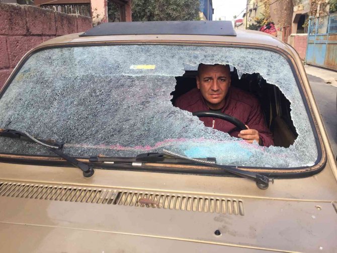 Evden Çıkarmak İstediği Gelininin Ağabeyi Otomobile Baltayla Zarar Verdi