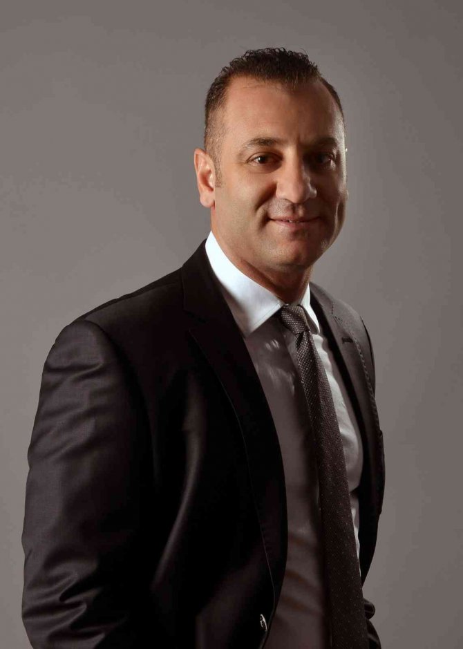 Sertkalaycı Kitaplarını İmzalıyor