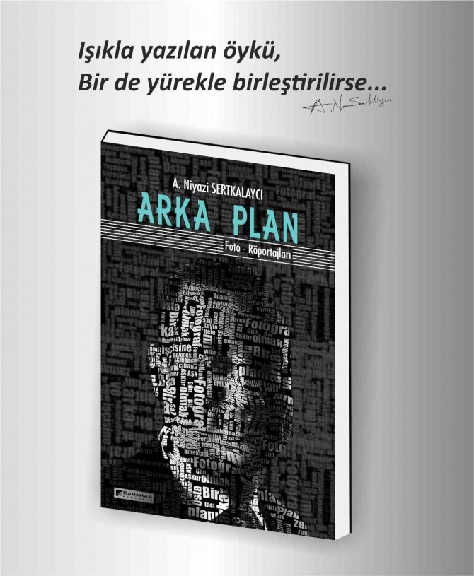 Sertkalaycı Kitaplarını İmzalıyor