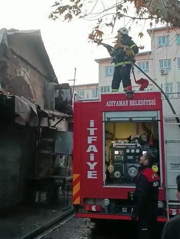 İ̇ş Yerinde Çıkan Yangın Korkuttu