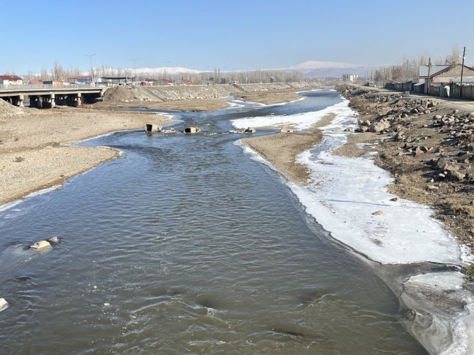 Ağrı Dondu, Camlar Buz Tuttu