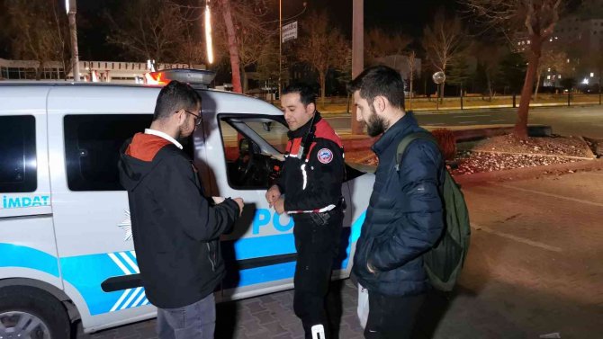 Atm Önünde Yerde Buldukları 750 Tl’yi Polise Teslim Ettiler