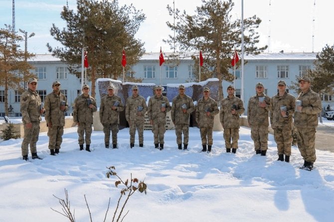 Elleri İle Ördüğü Çorapları Mehmetçiğe Gönderdi