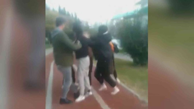 Aralarına Aldıkları Arkadaşlarını Öldüresiye Dövdüler