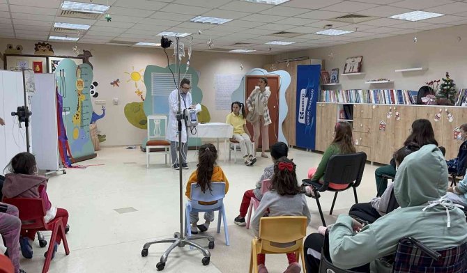 Berko İ̇laç ‘Demir Kız’ İle Hastanedeki Çocuklarla Buluşuyor