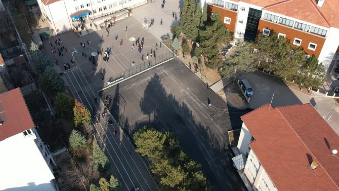 Okul Bahçelerinde Asfaltlama Çalışmaları Devam Ediyor