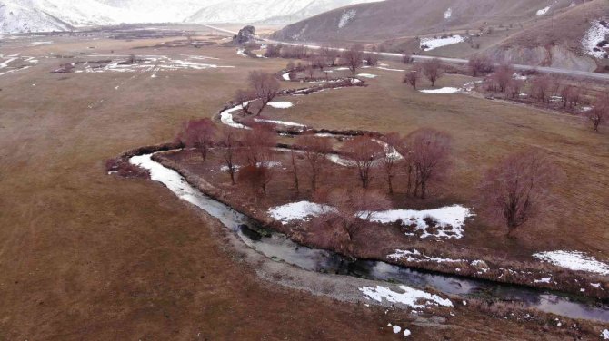 Güzeldere Menderesinin Kıvrımlı Şekli Hayran Bırakıyor
