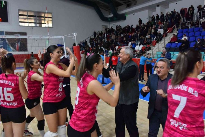 Tvf Bayanlar 2. Lig: Bozüyük Belediyesi Eğitim Spor: 3 - Bilecik Belediye Spor: 0