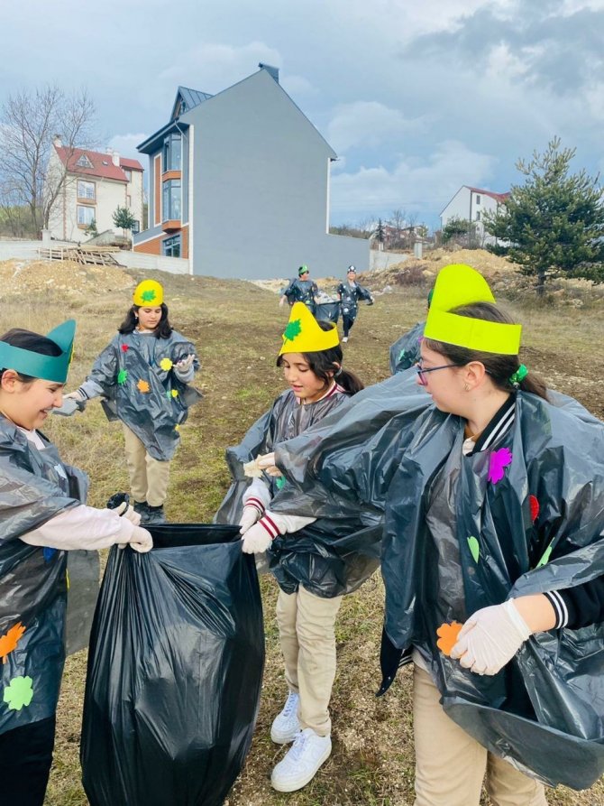 Öğrenciler Çöp Toplamak İçin Kolları Sıvadı