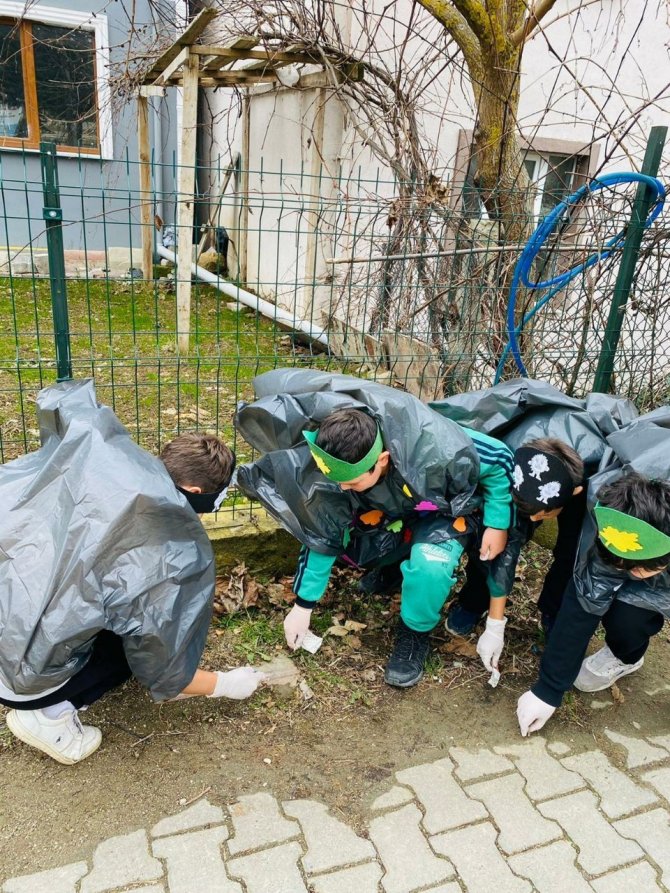 Öğrenciler Çöp Toplamak İçin Kolları Sıvadı