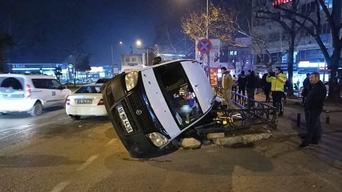 Bursa’da Hafif Ticarî Araç Yan Yattı