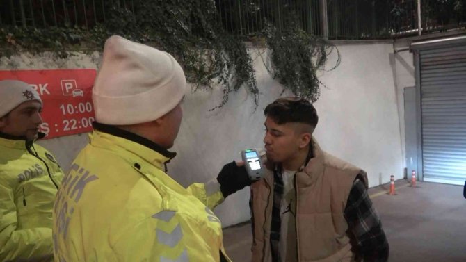 Sürücü Alkollü Yakalandı, Arkadaşı Beddua Yağdırdı