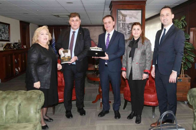 Büyükçekmeceli Kadınlar Zübeyde Hanım’ı Mezarı Başında Andı