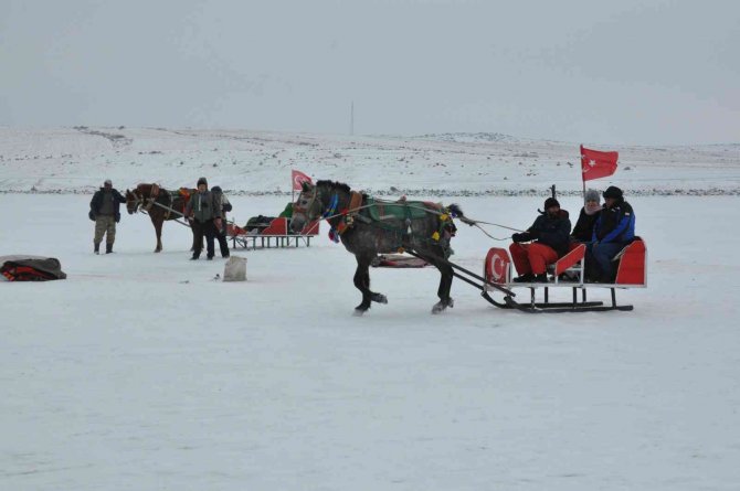 Kars’ta Buz Üstünde Atlı Kızakla Gezdiler, Soğuğa Aldırış Etmeden Horon Teptiler