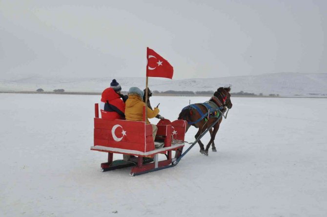 Kars’ta Buz Üstünde Atlı Kızakla Gezdiler, Soğuğa Aldırış Etmeden Horon Teptiler