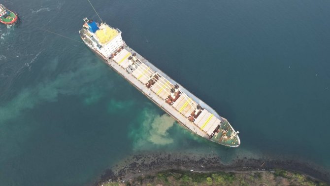 Beykoz’da Karaya Oturan Gemiyi Çekme İşlemlerine Başlandı