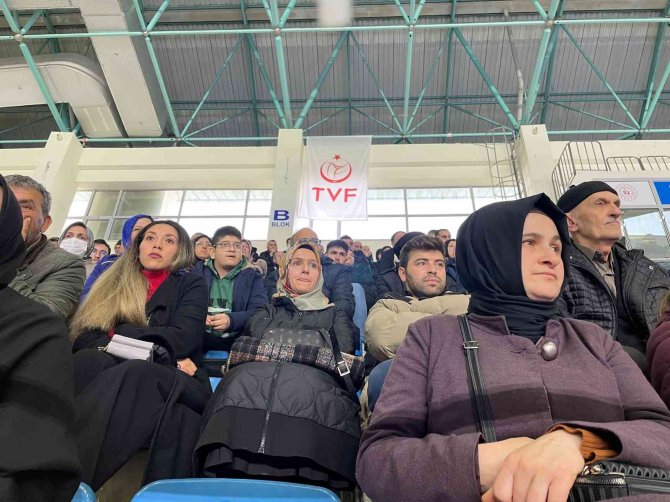 Ev Sahibi Oldu, Gözyaşlarını Tutamadı