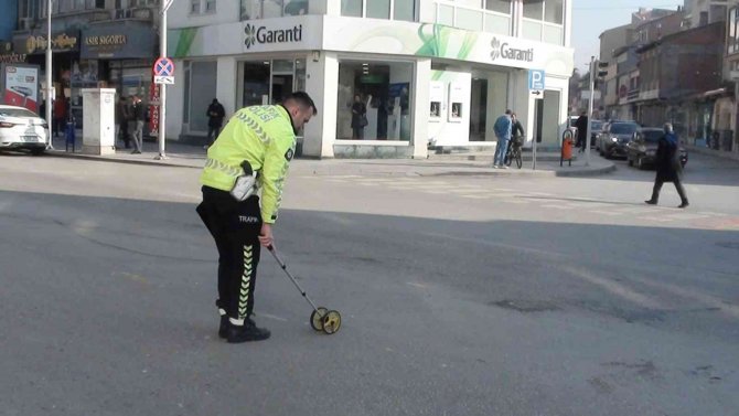 Tıra Çarpan Otomobilin Sürücüsü Yaralandı