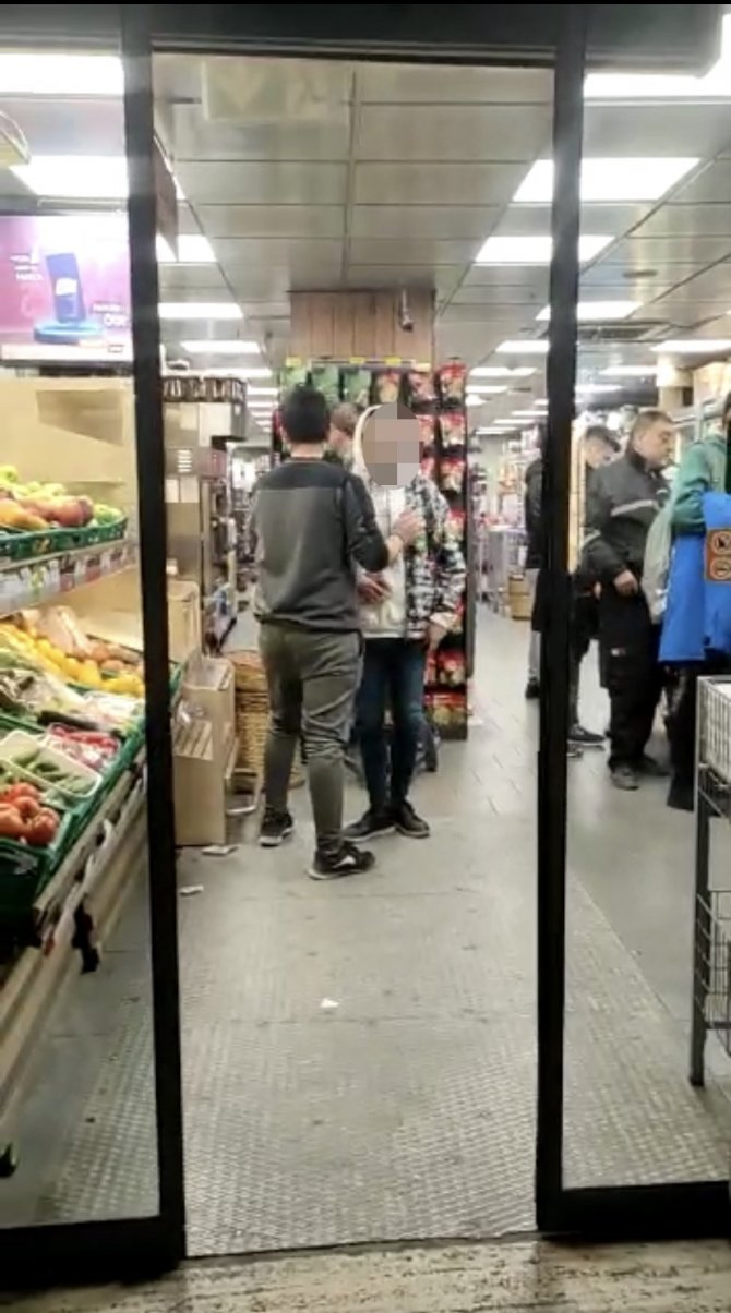 Galata’da Market Hırsızına Çiçekçiden Tekme Kamerada