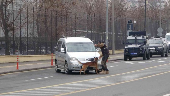 El Frenini Çekmeyi Unutan Sürücü, Bomba Uzmanlarını Harekete Geçirdi