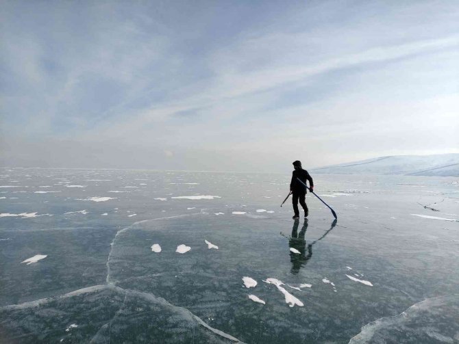 Eksi 20 Derecede Ekmeklerini Buzdan Kazanıyorlar