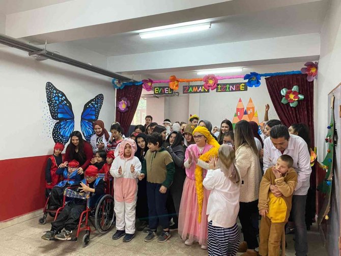 Özel Öğrenciler Masal Kahramanlarını Canlandırdı
