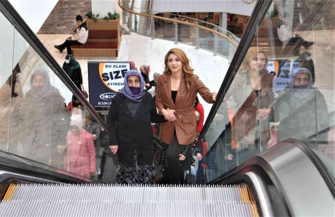 90 Yaşında İlk Kez Avm Ve Sinemaya Gitti, O Anlar Tebessüm Ettirdi